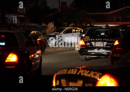 Vicino al blocco 4200 di Fay Cir., Santa Ana, California, Stati Uniti d'America. 29 Luglio, 2017. L'uomo morto dopo auto in auto il tiro e la collisione vicino al blocco 4200 di Fay Cir., Santa Ana,Ca Credito: joegiese/StockimoNews/Alamy Live News Foto Stock