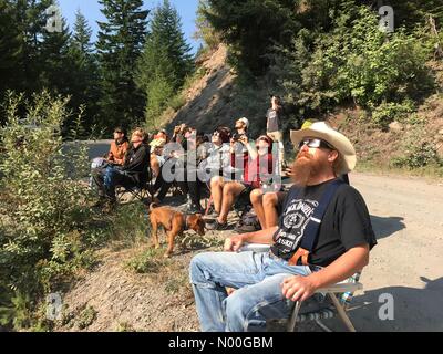 NF-2223, cancelli, Oregon, Stati Uniti d'America. 21 Ago, 2017. Camper vicino a Willamette National Forest vicino a Detroit, Oregon cercare parole come la Total Eclipse approcci. Lunedì 21 Agosto 2017 Credit: Kanwarjit Singh Boparai/StockimoNews/Alamy Live News Foto Stock