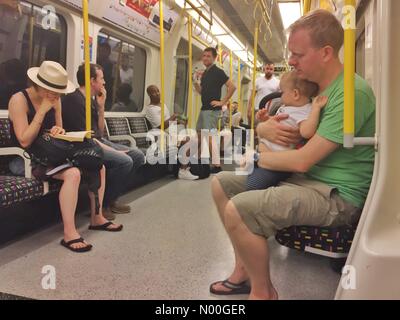 Dovehouse St, Londra, Regno Unito. Il 27 agosto, 2017. Passeggeri su un treno della District Line in direzione di Wimbledon è rimasto bloccato in un tunnel per oltre un'ora a causa di guasto del segnale sulla linea di oggi. Credito: Katie Collins/StockimoNews/Alamy Live News Foto Stock