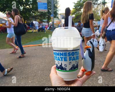 Judson Ave, Falcon Heights, Minnesota, Stati Uniti d'America. Il 29 agosto, 2017. Minnesota State Fair. Frullato in una mano con Kowalski Disney giocattolo. Agosto 29, 2017 Credit: Irkin09/StockimoNews/Alamy Live News Foto Stock