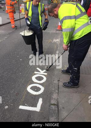 Riqualificazione di St James centre di Edimburgo . 8 settembre 2017. Edimburgo, Scozia. operai pittura strada temporanea segno per pedoni durante le chiusure della strada su Leith Street di Edimburgo. Credito: opere/stockimonews/alamy live news Foto Stock