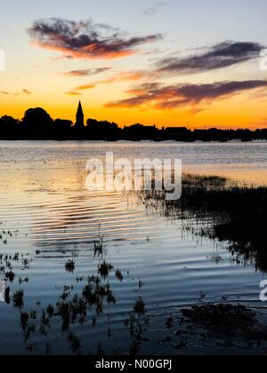 Chichester, Regno Unito. Xiv Sep, 2017. uk meteo: Alba bosham. Harbour modo, chidham. 14 settembre 2017. cancellazione la copertura nuvolosa durante la notte ha portato ad uno splendido inizio di giornata sulla costa sud. sunrise over bosham, w sussex. Credito: jamesjagger/stockimonews/alamy live news Foto Stock