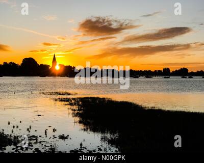 Chichester, Regno Unito. 14 settembre 2017. Bosham, Harbour Way, Chidham, Regno Unito. 14 settembre 2017. Regno Unito Meteo: Alba. La copertura nuvolosa durante la notte ha portato a un bellissimo inizio di giornata sulla costa meridionale. Alba su Bosham, W Sussex. Crediti: Jamesjagger/StockimoNews/Alamy Live News Foto Stock