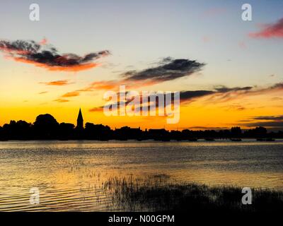 Chichester, Regno Unito. 14 settembre 2017. Bosham, Harbour Way, Chidham, Regno Unito. 14 settembre 2017. Regno Unito Meteo: Alba. La copertura nuvolosa durante la notte ha portato a un bellissimo inizio di giornata sulla costa meridionale. Alba su Bosham, W Sussex. Crediti: Jamesjagger/StockimoNews/Alamy Live News Foto Stock