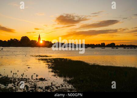 Bosham, porto modo, chidham, UK. 14 settembre 2017. uk meteo: sunrise.eliminazione la copertura nuvolosa durante la notte ha portato ad uno splendido inizio di giornata sulla costa sud. sunrise over bosham, w sussex. Credito: jamesjagger/stockimonews/alamy live news Foto Stock