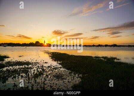 Bosham, porto modo, chidham, UK. 14 settembre 2017. uk meteo: sunrise.eliminazione la copertura nuvolosa durante la notte ha portato ad uno splendido inizio di giornata sulla costa sud. sunrise over bosham, w sussex. Credito: jamesjagger/stockimonews/alamy live news Foto Stock