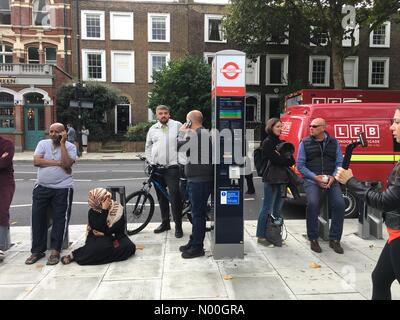 Il nuovo re's Rd, London, Regno Unito. Xv Sep, 2017. Avviso di sicurezza alla Parsons green stazione della metropolitana. curiosi fuori parsons verde dopo il sospetto di una esplosione su un treno alla Parsons verde della stazione della metropolitana di credito: amer ghazzal/stockimonews/alamy live news Foto Stock