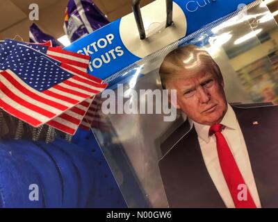 Londra, Regno Unito. Xvii Sep, 2017. cimeli del presidente statunitense Donald Trump in vendita in poundland a muswell hill domenica 17 settembre 2017 a Londra, Inghilterra credito: louisa cook/stockimonews/alamy live news Foto Stock