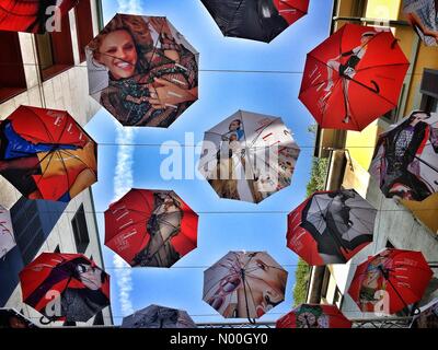 2, Milano MI, Italia. Il 22 settembre, 2017. Una galleria sospesa di 300 ombrelloni lungo via Fiori Chiari nel quartiere di Brera a Milano, Italia, per contrassegnare il trentesimo anniversario di Elle magazine Italia durante la settimana della moda di Milano (Milano moda donna Credito: spironetti/StockimoNews/Alamy Live News Foto Stock