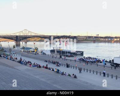 St. Louis, Missouri negli Stati Uniti d'America. Trentesimo Sep, 2017. United States Air Force il settantesimo compleanno con un concerto presso il gateway arch a ST. Louis, Missouri. 30 settembre 2017 credit: irkin09/stockimonews/alamy live news Foto Stock