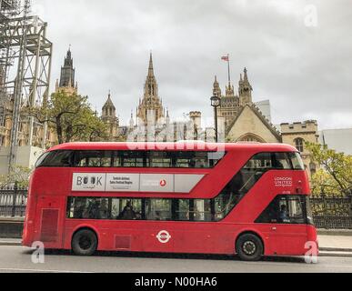 Londra, Regno Unito. 20 ottobre 2017. Meteo nel Regno Unito: Nuvoloso a Londra. Westminster Bridge Rd, Londra. 20 ottobre 2017. Oggi le condizioni di pioggia e vento su Londra sono impervie. Le Houses of Parliament, Westminster, Londra. Crediti: Jamesjagger/StockimoNews/Alamy Live News Foto Stock