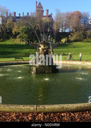 Preston, Regno Unito. Xii nov, 2017. u.k. meteo. un sole luminoso e fontana nel parco avenham, Preston credito: roger goodwin/stockimonews/alamy live news Foto Stock