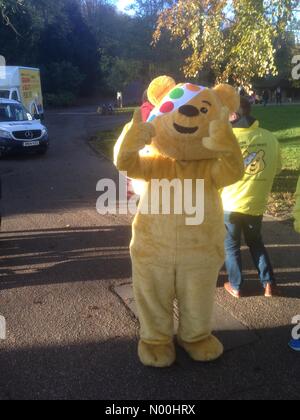 Preston, Regno Unito. Xii nov, 2017. pudsey bear per raccogliere per la BBC bambini bisognosi nel parco avenham, Preston questo pomeriggio. Credito: roger goodwin/stockimonews/alamy live news Foto Stock