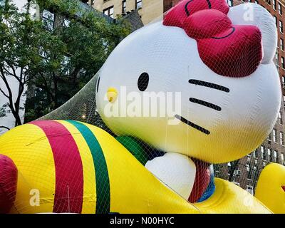 New York, New York, Stati Uniti. 22 novembre 2017. 22 novembre 2017: New YorkCity, NY, USA. Ciao Kitty pallone è in fase di gonfiamento in preparazione per la parata annuale giorno del Ringraziamento di Macy. Credit: TD dolci/StockimoNews/Alamy Live News Foto Stock