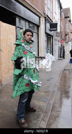 Winchester, Hampshire, Regno Unito. 27 Novembre 2017 molto festosa e molto un jolly grande problema venditore in Winchester Hampshire il sollevamento popolare di alcolici in un freddo giorno di pioggia. Credit Paul Chambers Credit: Paul Chambers/StockimoNews/Alamy Live News Foto Stock