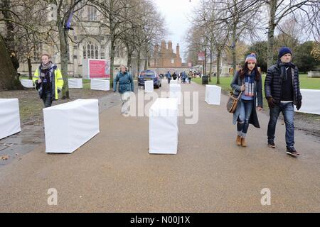 Winchester, Hampshire, Regno Unito. 27 Novembre, 2017. Blocchi di cemento posto vicino a Winchester Mercatino di Natale per la sicurezza impedendo i veicoli guida nel mercato di Natale.Credit Paul Chambers Credit: Paul Chambers/StockimoNews/Alamy Live News Foto Stock