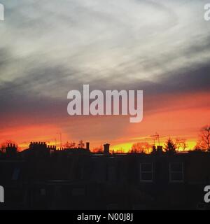 Londra, Regno Unito. Undicesimo Dec, 2017. Tramonto a Stoke Newington, Nord di Londra post pioggia e neve Credito: Charlotte Machin/StockimoNews/Alamy Live News Foto Stock