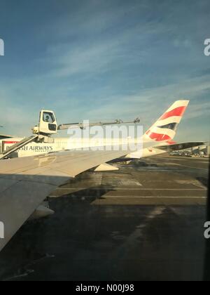 L'aeroporto di Heathrow di Londra, Regno Unito. Dodicesimo Dicembre, 2017. Regno Unito Meteo. Piani a Londra Heathrow Airport sono de-iced dopo temperature di congelamento ha coperto il paese. Oxfordshire è sceso a -8C nelle prime ore. Credito: Sidney Bruere/StockimoNews/Alamy Live News Foto Stock