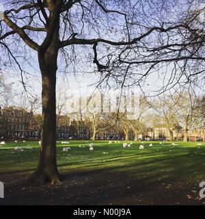 Londra, Regno Unito. 12 Dic, 2017. Post pupazzo di neve facendo scena in campi di Highbury, Islington, London Credit: Charlotte Machin/StockimoNews/Alamy Live News Foto Stock