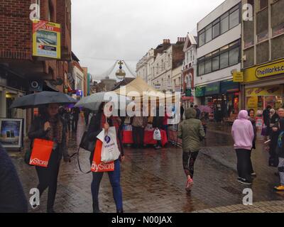 Regno Unito: Meteo Shoppers brave sul bagnato e pioggia in Windsor, Regno Unito sul finale di domenica prima di Natale. Foto Stock