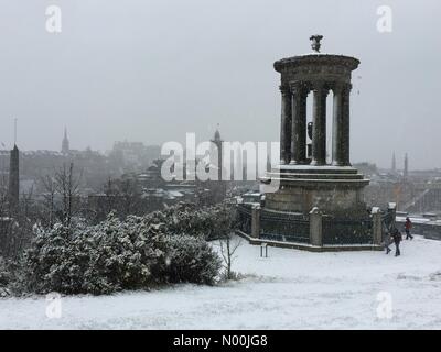 Edimburgo, Scozia. 29 Dic, 2017. Regno Unito meteo. Edimburgo, Scozia. 29 dicembre, 2017. Vista di Edimburgo dal Calton Hill come la neve cade sopra la città. Credito: opere/StockimoNews/Alamy Live News Foto Stock