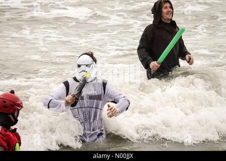 Wittering, UK. 1a gen, 2018. Il giorno di Capodanno: La Grande Dip a Wittering. Shore Rd, Est Wittering. 1 gennaio 2018. Freddo e umido meteo lungo la costa sud di oggi. Nuotatori furono imperterrita al grande tuffo in Oriente Wittering. Credito: jamesjagger/StockimoNews/Alamy Live News Foto Stock