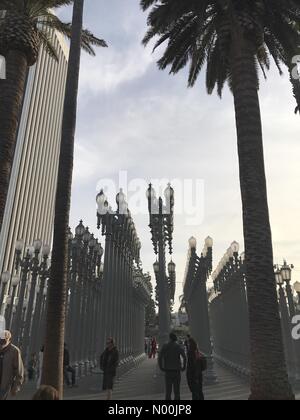 Los Angeles, California, USA. Il 7 gennaio, 2018. Chris Burden urbana della luce godeva dai frequentatori del museo al LACMA di Los Angeles, California. Credito: Maggie Patinelli/StockimoNews/Alamy Live News Foto Stock