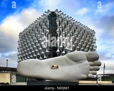 Ponton Rd, Londra, Regno Unito. Xiii gen, 2018. Nuova ambasciata americana a Londra, 33 Nine Elms Lane London SW11 7US. Sud ovest facciata accanto alla moderna arte scultura del piede e golden ring, simbolo dell'alleanza del matrimonio. Gran Bretagna e Stati Uniti d'America. Credito controverso: Daniel Valla FRP/StockimoNews/Alamy Live News Foto Stock