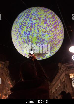 Londra, Regno Unito. 19 gennaio, 2018. 19/01/2019 Londra UK Uomo di scattare una foto di una installazione di arti che è parte di Londra Lumiere Light Festival Credito: Emin Ozkan/StockimoNews/Alamy Live News Foto Stock