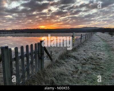 Godalming, Regno Unito. 30 gen, 2018. Regno Unito: Meteo Alba Godalming. Fattoria Tuesley, Godalming. Il 30 gennaio 2018. Un pupazzo di neve per iniziare la giornata per l'Home Counties. Sunrise oltre a Godalming Surrey. Credito: jamesjagger/StockimoNews/Alamy Live News Foto Stock