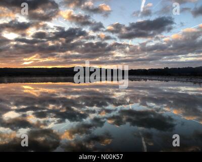 Godalming, Regno Unito. 30 gen, 2018. Regno Unito: Meteo Alba Godalming. Fattoria Tuesley, Godalming. Il 30 gennaio 2018. Un pupazzo di neve per iniziare la giornata per l'Home Counties. Sunrise oltre a Godalming Surrey. Credito: jamesjagger/StockimoNews/Alamy Live News Foto Stock