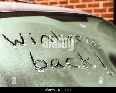 Godalming, Regno Unito. 30 gen, 2018. Regno Unito Meteo: Frosty in Godalming. Sycamore Avenue, Godalming. Il 30 gennaio 2018. Un pupazzo di neve per iniziare la giornata per l'Home Counties. Il pupazzo di neve a Godalming in Surrey. Credito: jamesjagger/StockimoNews/Alamy Live News Foto Stock