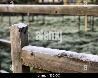 Godalming, Regno Unito. 30 gen, 2018. Regno Unito Meteo: Frosty in Godalming. Fattoria Tuesley, Godalming. Il 30 gennaio 2018. Un pupazzo di neve per iniziare la giornata per l'Home Counties. Il pupazzo di neve a Godalming in Surrey. Credito: jamesjagger/StockimoNews/Alamy Live News Foto Stock