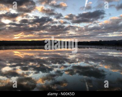 Godalming, Regno Unito. 30 gen, 2018. Regno Unito: Meteo Alba Godalming. Fattoria Tuesley, Godalming. Il 30 gennaio 2018. Condizioni di ghiaccio per la Home Counties questa mattina. Un drammatico tramonto su Godalming in Surrey. Credito: jamesjagger/StockimoNews/Alamy Live News Foto Stock