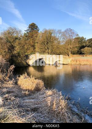 Regno Unito Meteo: Frosty a Farnham. Farnham Road, Farnham. Il giorno 08 febbraio 2018. Terribilmente freddo ma soleggiato per l'Home Counties questa mattina. Condizioni di ghiaccio all Abbazia di Waverley vicino a Farnham in Surrey Credito: jamesjagger/StockimoNews/Alamy Live News Foto Stock