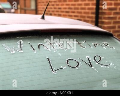 Regno Unito Meteo: Frosty in Godalming. Sycamore Avenue, Godalming. Il 10 febbraio 2018. Un altro terribilmente freddo inizio di weekend per la Home Counties. Il pupazzo di neve a Godalming, Surrey. Credito: jamesjagger/StockimoNews/Alamy Live News Foto Stock