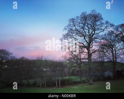 Regno Unito: Meteo Alba Marldon. Amore Lane, Marldon. Xi Febbraio 2018. Meteo invernale su South Devon questa mattina. Sunrise over Marldon vicino a Torquay in South Devon. Credito: jamesjagger/StockimoNews/Alamy Live News Foto Stock