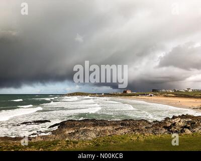 Newquay, Regno Unito. 12 Feb, 2018. Regno Unito: Meteo burrascoso in Newquay. Fistral Bay, Newquay. Il 12 febbraio 2018. Venti forti e docce invernale colpito gran parte del sud-ovest dell'Inghilterra di oggi. Fistral Bay in Newquay, Cornwall. Credito: jamesjagger/StockimoNews/Alamy Live News Foto Stock