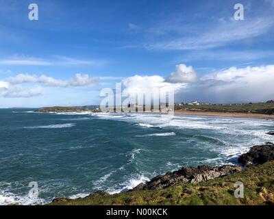 Newquay, Regno Unito. 12 Feb, 2018. Regno Unito: Meteo Sole e docce a Newquay. Fistral Bay, Newquay. Il 12 febbraio 2018. Gli intervalli di sole e docce invernale colpito gran parte del sud-ovest dell'Inghilterra di oggi. Fistral Bay in Newquay. Credito: jamesjagger/StockimoNews/Alamy Live News Foto Stock