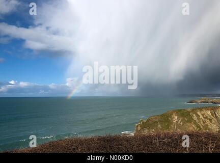 Newquay, Regno Unito. 12 Feb, 2018. Regno Unito: Meteo Sole e docce a Newquay. Scogliera stretta, Newquay. Il 12 febbraio 2018. Sole e docce attraverso il sud ovest di oggi. Newquay in Cornovaglia. Credito: jamesjagger/StockimoNews/Alamy Live News Foto Stock