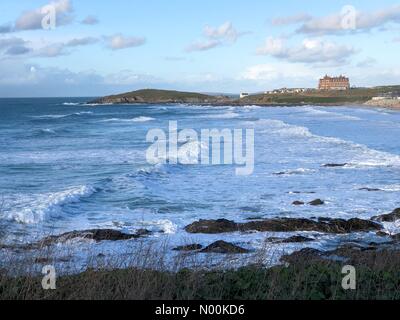 Newquay, Regno Unito. 12 Feb, 2018. Regno Unito: Meteo Sole e docce a Newquay. Fistral Bay, Newquay. Il 12 febbraio 2018. Sole e docce attraverso il sud ovest di oggi. Fistral Bay a Newquay in Cornovaglia. Credito: jamesjagger/StockimoNews/Alamy Live News Foto Stock