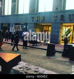 New York, New York, Stati Uniti d'America. 15 Feb, 2018. Il Trump Building protesta, Wall Street, 15 febbraio 2018. Credito: audrey780/StockimoNews/Alamy Live News Foto Stock