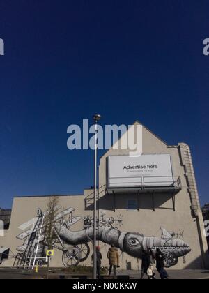 Londra, Regno Unito. Il 25 febbraio 2018. Murale gigante compare vicino a Walthamstow maggiore street. Credito: Emin Ozkan/StockimoNews/Alamy Live News Foto Stock