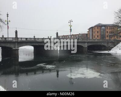 Ponte di Cardiff, Cardiff, Regno Unito. 02Mar, 2018. Fiume Taff in esecuzione attraverso Bute Park a Cardiff il congelamento oltre. Credito: Jessica Gwynne/StockimoNews/Alamy Live News Foto Stock