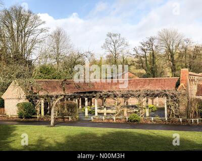 Godalming, Regno Unito. 04 Mar, 2018. Regno Unito Meteo: intervalli di sole in Godalming. Decanato Road, Godalming. 04 marzo 2018. Molto più blande condizioni meteo per le contee di casa oggi. Gli intervalli di sole a Godalming, Surrey. Credito: jamesjagger/StockimoNews/Alamy Live News Foto Stock