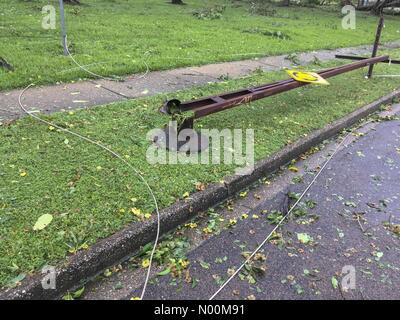 Darwin, in Australia. Il 17 marzo 2018. Il danno fatto in Darwin la capitale del Territorio Settentrionale dell Australia su 2018.03.17 dal ciclone tropicale Marcus - Marcus è stato una categoria 2 ciclone - Credit: Regis Martin/StockimoNews/Alamy Live News Foto Stock