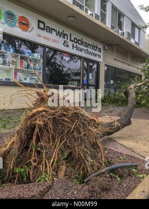 Darwin, in Australia. Il 17 marzo 2018. Il danno fatto in Darwin la capitale del Territorio Settentrionale dell Australia su 2018.03.17 dal ciclone tropicale Marcus - Marcus è stato una categoria 2 ciclone - Credit: Regis Martin/StockimoNews/Alamy Live News Foto Stock