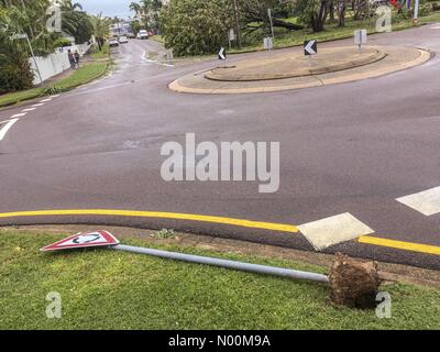 Darwin, in Australia. Il 17 marzo 2018. Il danno fatto in Darwin la capitale del Territorio Settentrionale dell Australia su 2018.03.17 dal ciclone tropicale Marcus - Marcus è stato una categoria 2 ciclone - Credit: Regis Martin/StockimoNews/Alamy Live News Foto Stock