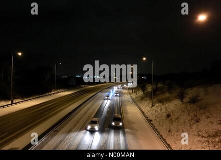 Regno Unito - previsioni del tempo - 17 Marzo 2018 Morley, Leeds. Nevicata ha causato condizioni di marcia difficili sulla autostrada M62 vicino Morley vicino a Leeds. Foto Stock