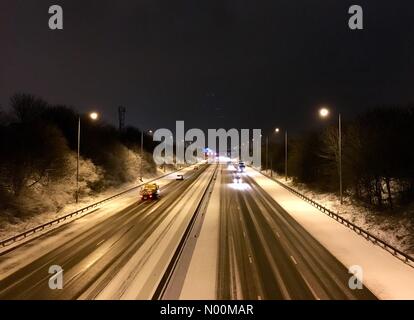 Regno Unito - previsioni del tempo - 17 Marzo 2018 Morley, Leeds. Nevicata ha causato condizioni di marcia difficili sulla autostrada M62 vicino Morley vicino a Leeds. Foto Stock